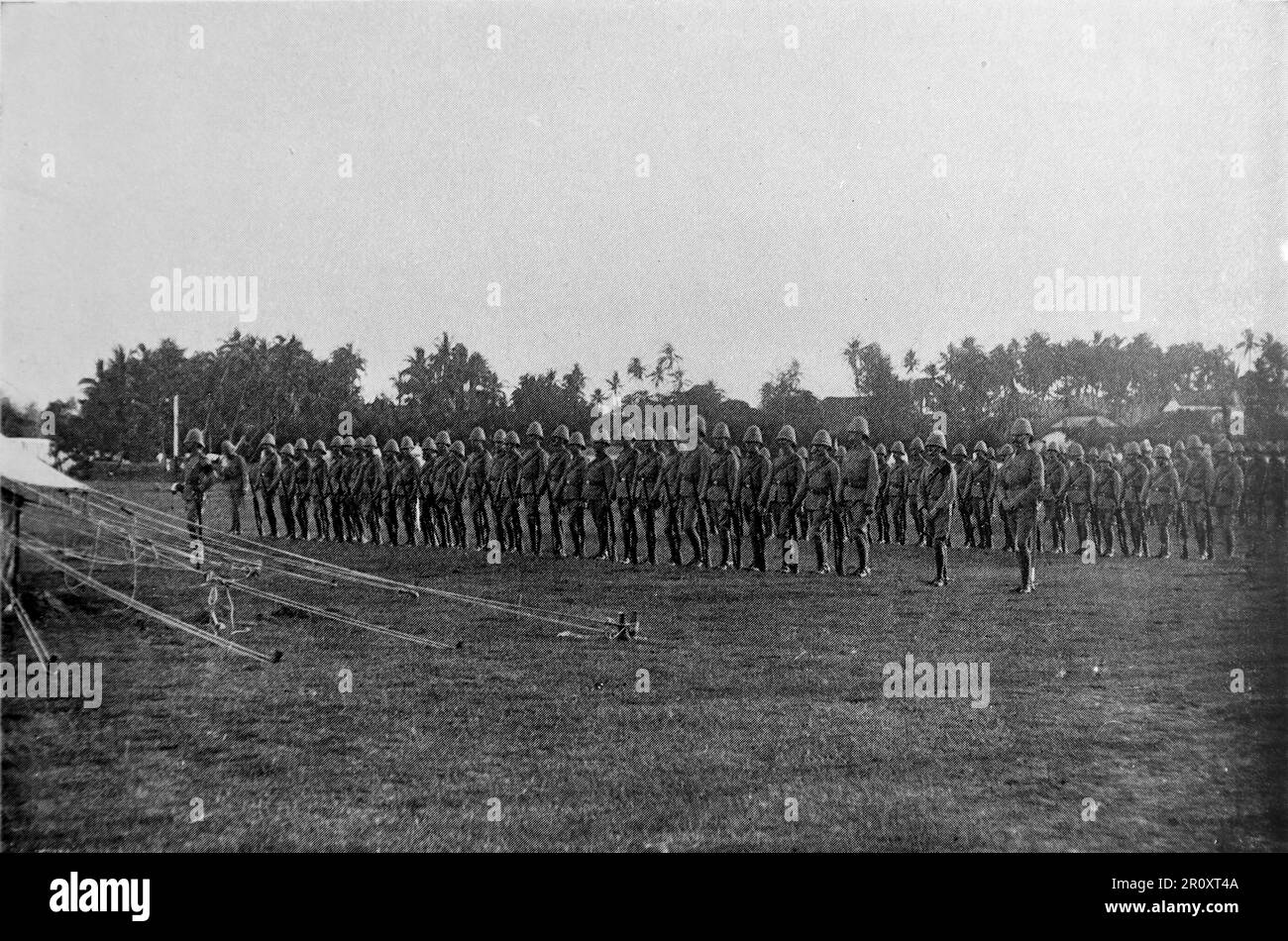 La guerra dei boeri, conosciuta anche come la seconda guerra dei boeri, la guerra sudafricana e la guerra anglo-boera. Questa immagine mostra: Fanteria montata da Ceylon: Contingente volontario per il Sudafrica in parata d'ispezione. Foto originale di “Skeen”, c1899. Foto Stock