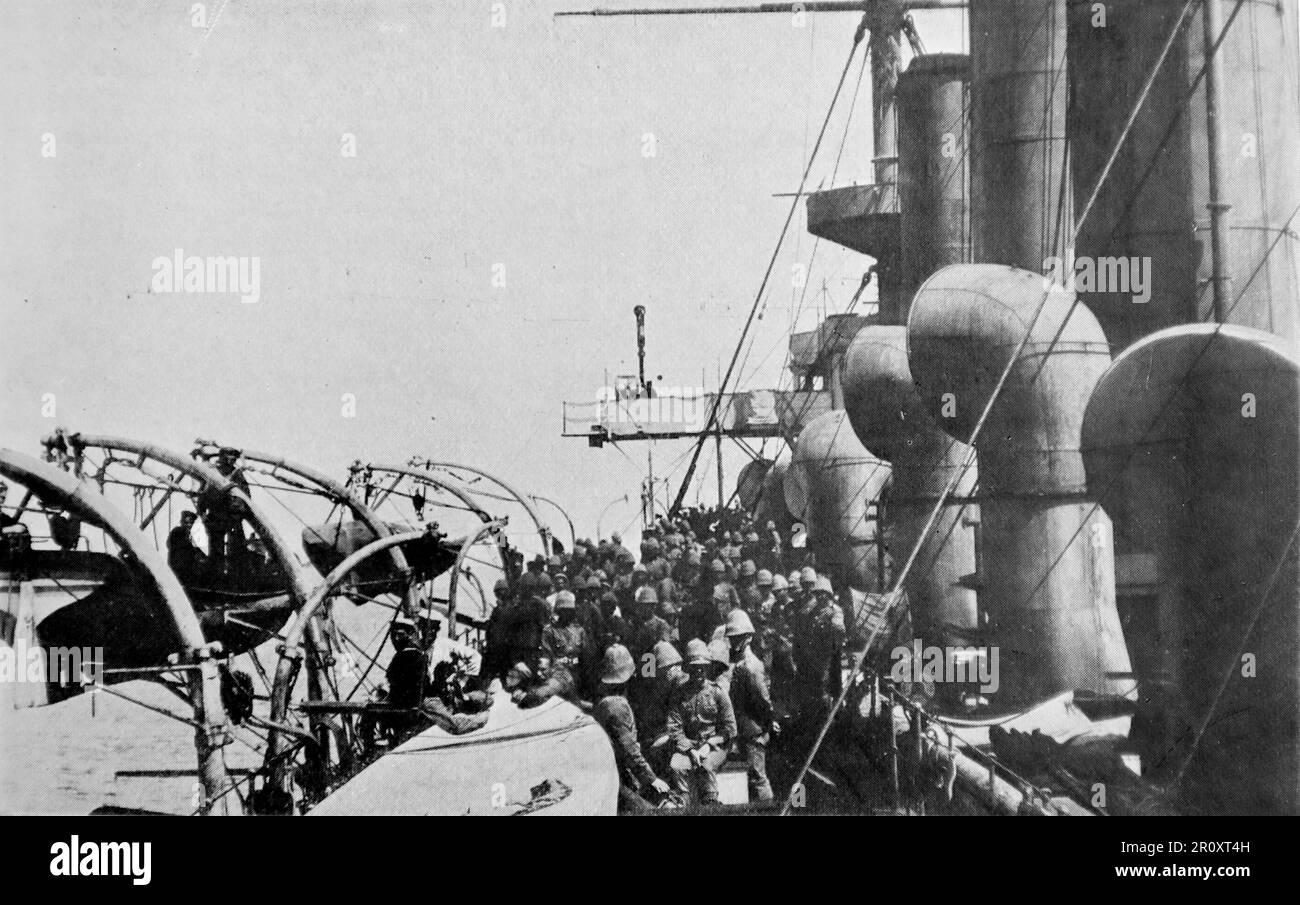 La guerra dei boeri, conosciuta anche come la seconda guerra dei boeri, la guerra sudafricana e la guerra anglo-boera. Questa immagine mostra: H.M.S. Potente arriva a Durban: Portare con sé la fanteria leggera Yorkshire del re. Foto originale di "Sharpe", c1899. Foto Stock