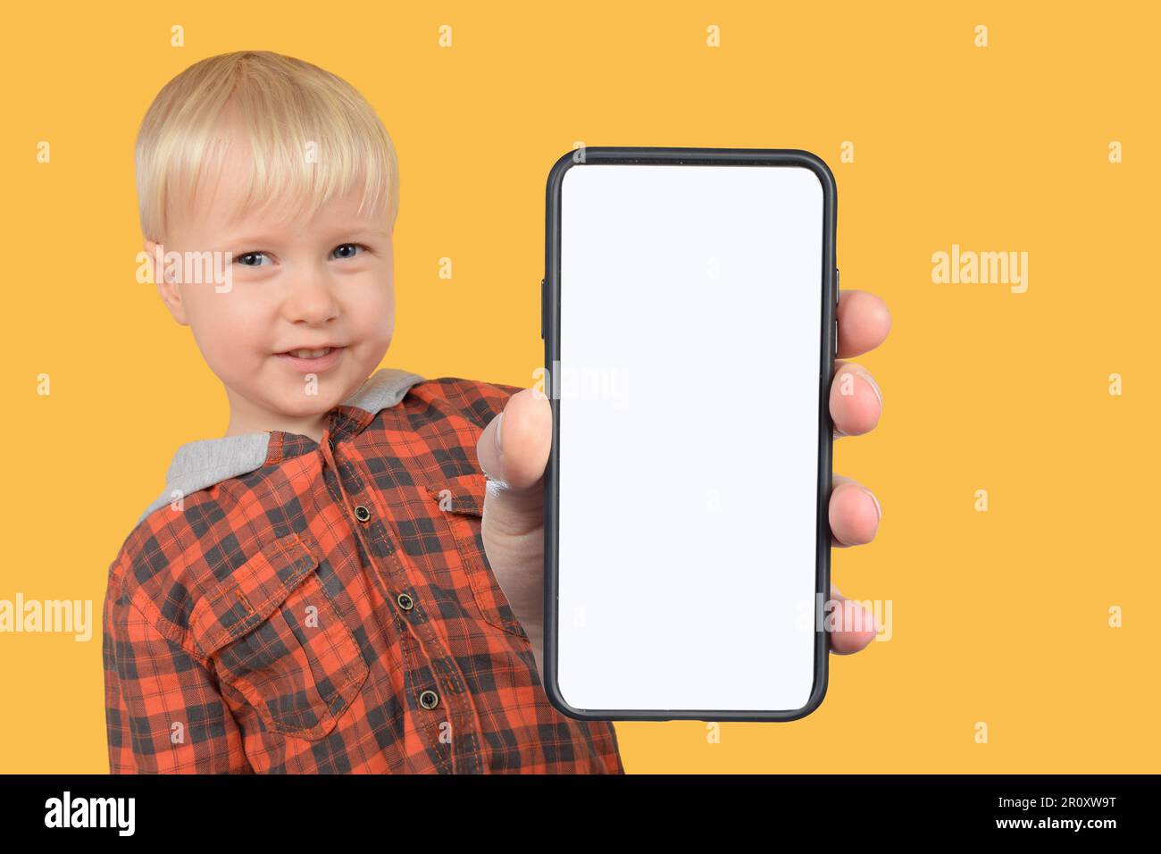 il giovane uomo mostra lo smartphone con lo schermo bianco vuoto Foto Stock