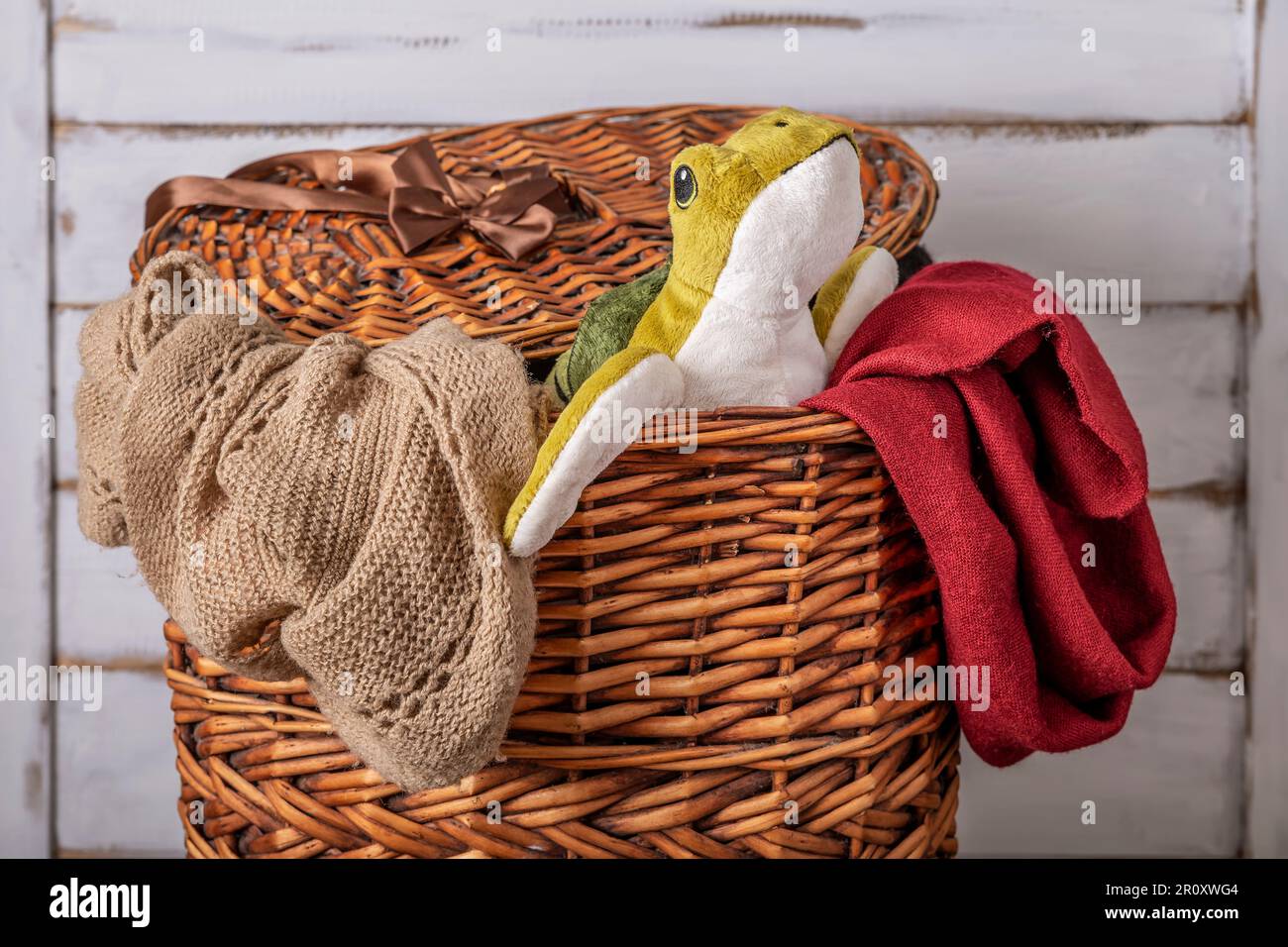 Una tartaruga ripiena fuoriesce da un cestino di vimini di bucato sporco Foto Stock
