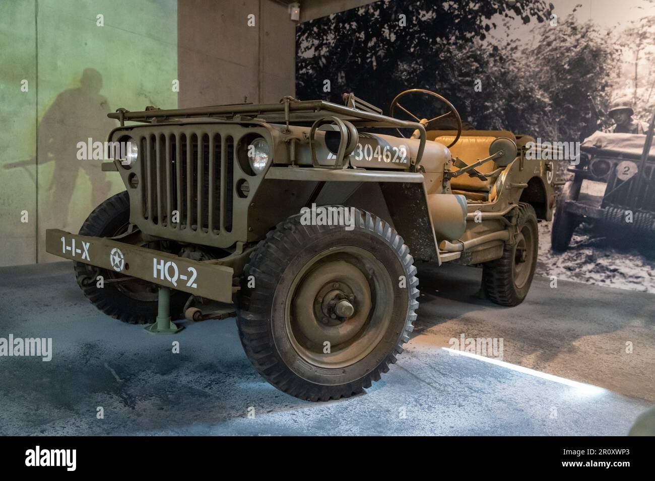 Una jeep di Willy al centro visitatori del cimitero americano della Normandia. Foto Stock