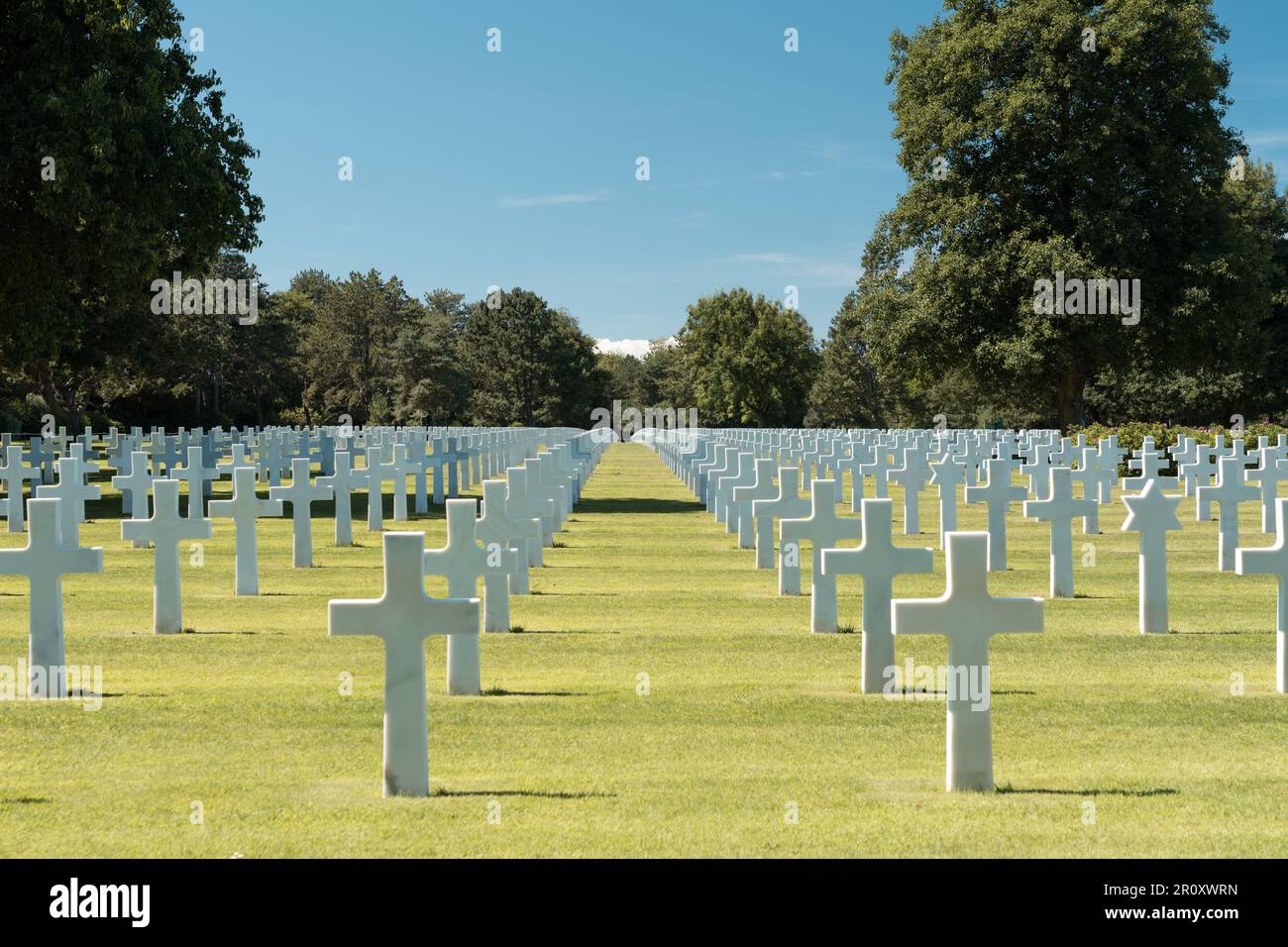 Tombe di guerra segnate con croci al cimitero americano a Coleville-sur-Mer, Normandia. Foto Stock