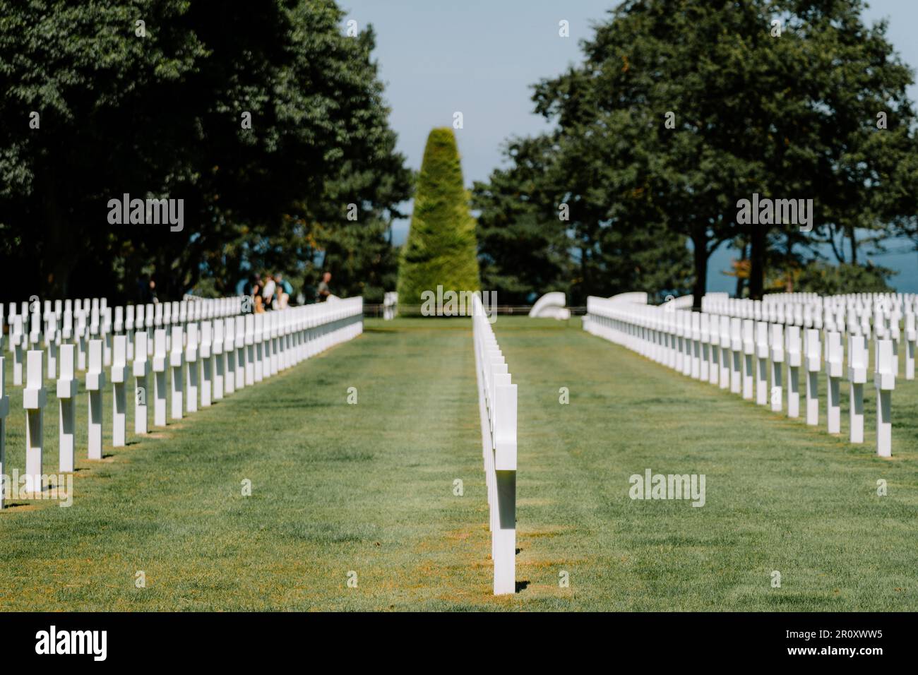 Tombe di guerra segnate con croci al cimitero americano a Coleville-sur-Mer, Normandia. Foto Stock