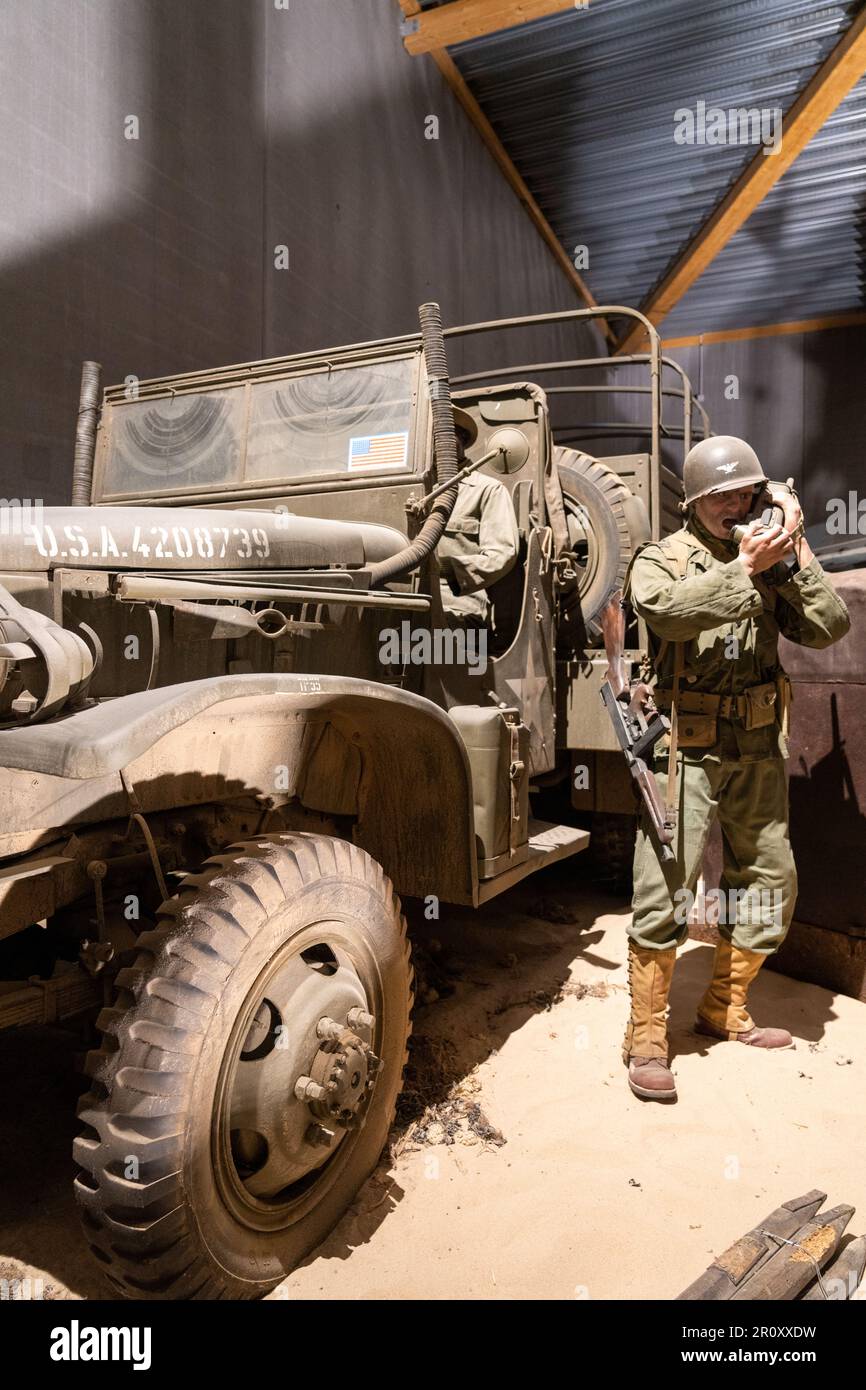 Veicoli militari in mostra nel museo Overlord, Normandia, Francia Foto Stock