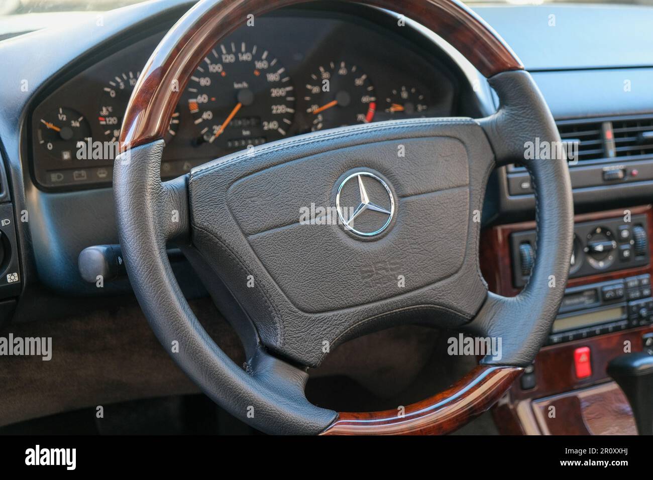Primo piano della ruota con il logo Mercedes con l'interno del vecchio display Mercedes. Foto Stock