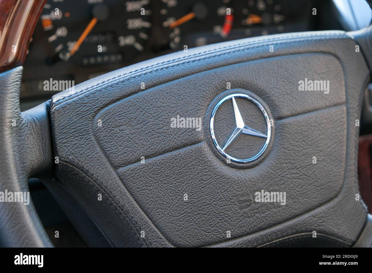 Primo piano della ruota con il logo Mercedes con l'interno del vecchio display Mercedes. Foto Stock
