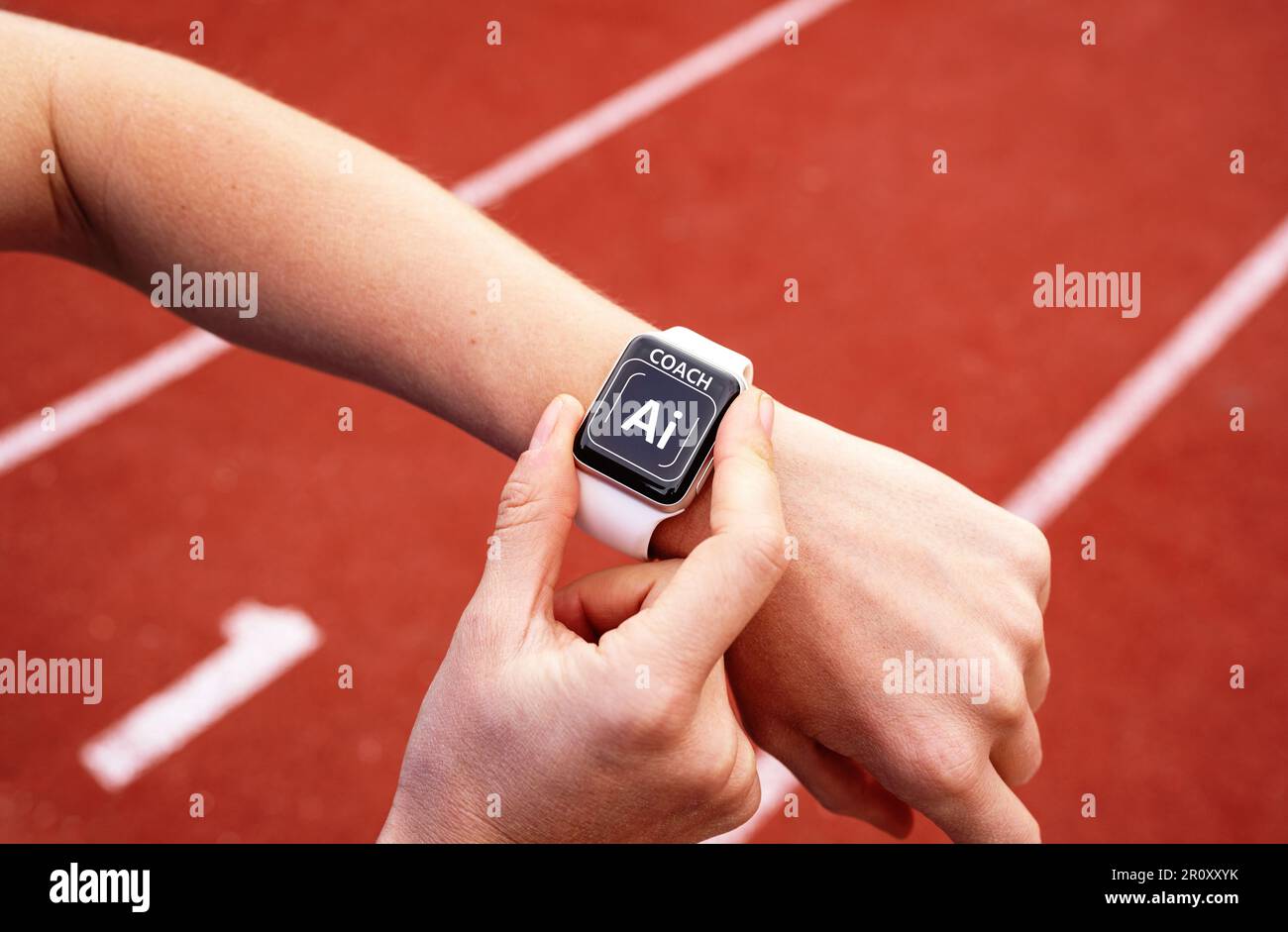Tecnologie di intelligenza artificiale nello sport, allenatore di intelligenza artificiale, orologio intelligente in mano all'atleta. Foto Stock