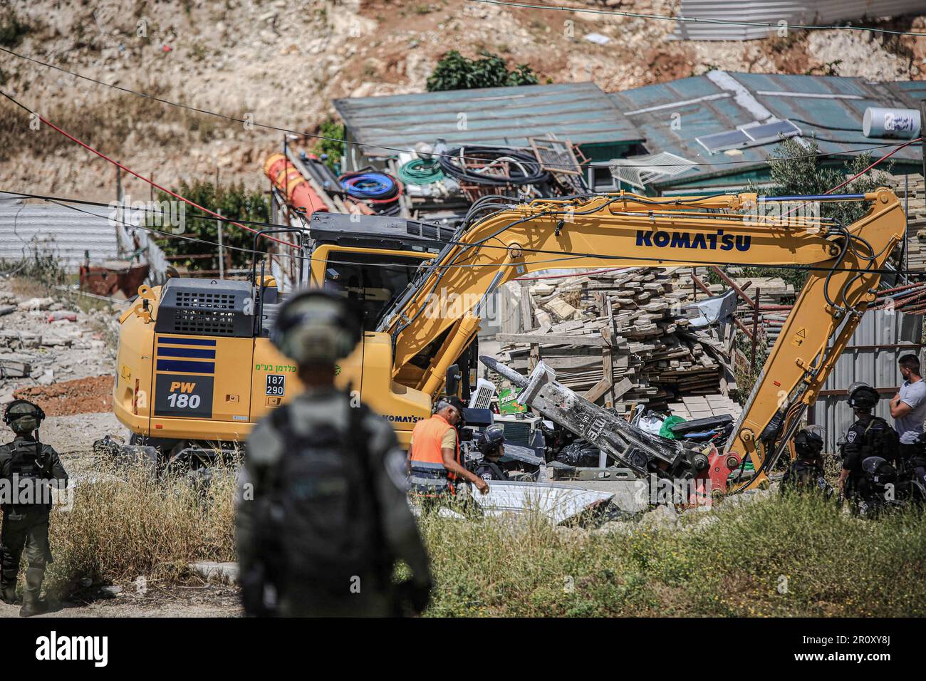 Gerusalemme, Israele. 10th maggio, 2023. I soldati israeliani sono in guardia mentre i bulldozer effettuano un'operazione di demolizione nel quartiere Jabal Mukaber di Gerusalemme est. Macchine pesanti appartenenti al comune demolirono due case nella zona di 'Khilat al-Abed' nella città di Jabal al-Mukaber, ad est di Gerusalemme, di proprietà dei fratelli Firas e Ali Shuqairat, col pretesto di non ottenere un permesso. (Foto di Saeed Qaq/SOPA Images/Sipa USA) Credit: Sipa USA/Alamy Live News Foto Stock