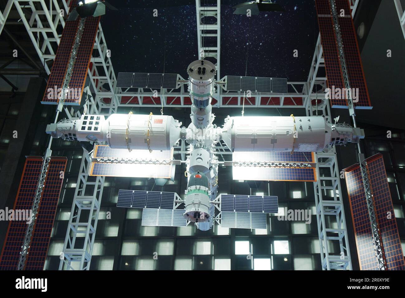 SHANGHAI, CINA - 10 MAGGIO 2023 - Un modello 1:10 della stazione spaziale cinese durante il China Brand Day 2023 a Shanghai, Cina, 10 maggio 2023. Foto Stock