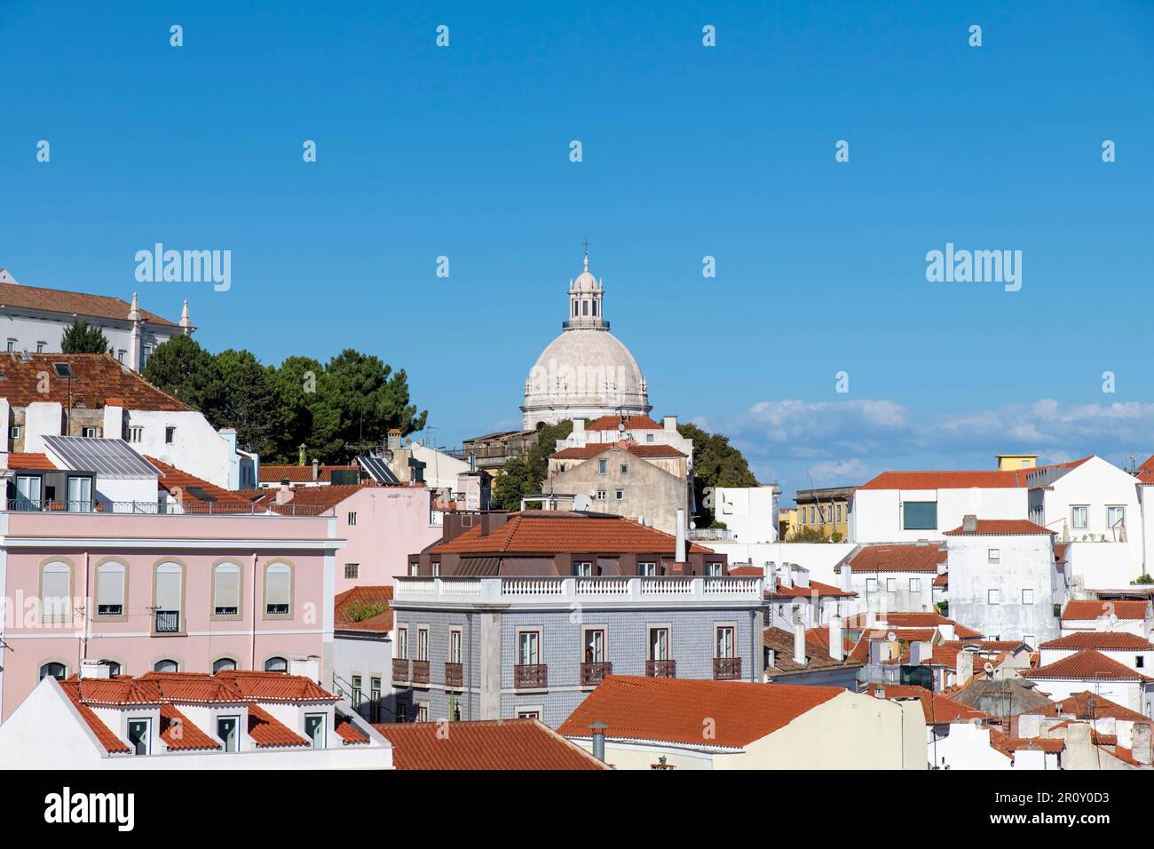 Vista sui tetti colorati del quartiere Alfama di Lisbona, Portogallo, con al centro la Chiesa di Santa Engrácia (Igreja de Santa Engrácia) Foto Stock