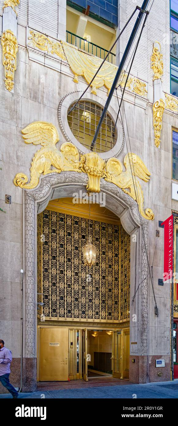 L'entrata del lato Art Deco (Sixth Avenue) a due piani e dettagli dorati al Medical Arts Building, noto anche come 57 West 57th Street, nel centro di Manhattan. Foto Stock