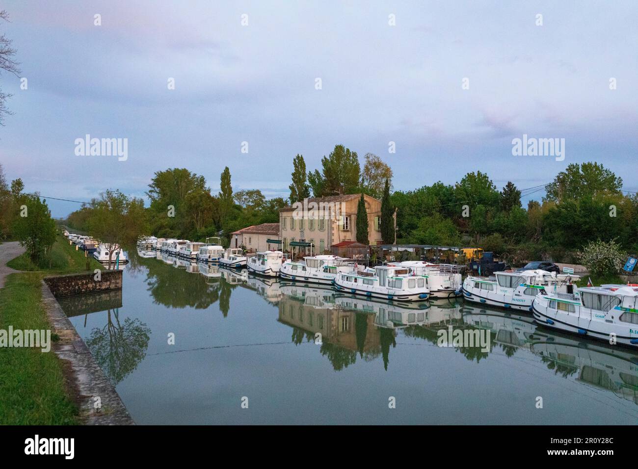 Noleggio barche nel porto di Bram, umore serale, Canal du Midi, Francia Foto Stock