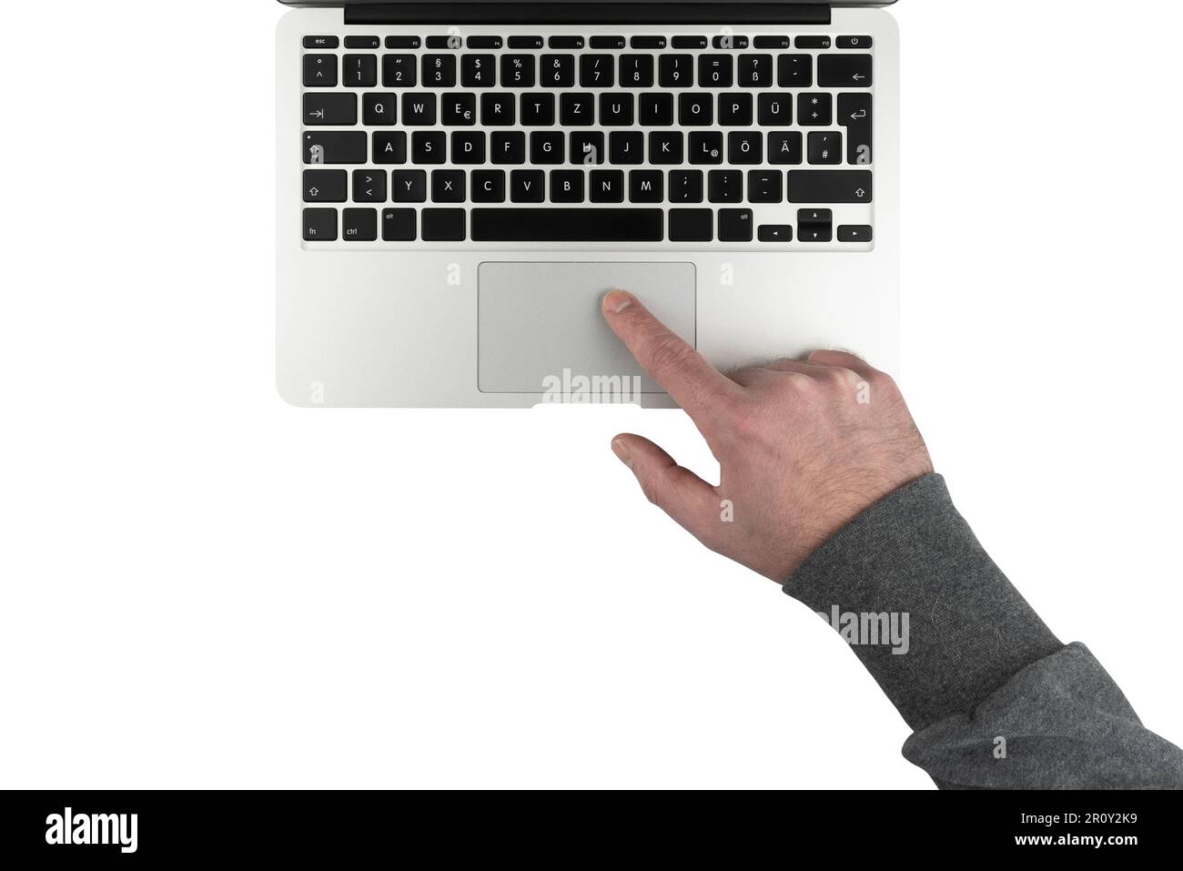 vista dall'alto verso il basso dell'uomo che utilizza il touchpad su un computer portatile isolato su sfondo bianco Foto Stock