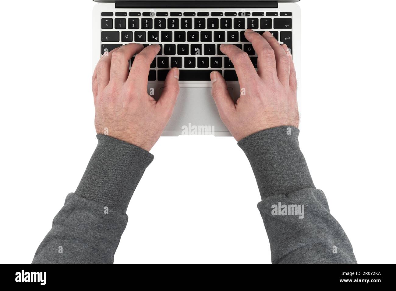 vista dall'alto verso il basso delle mani di un uomo che scrive sul computer portatile isolato sul bianco Foto Stock