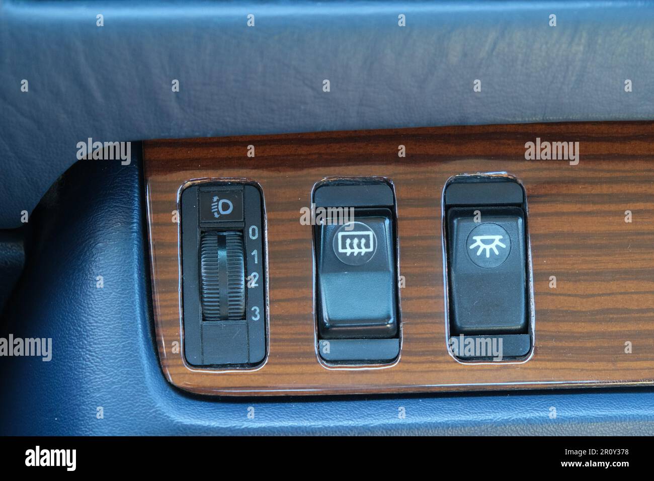 Primo piano vecchi pulsanti della temperatura dei fari d'epoca classica all'interno della vettura. Messa a fuoco selettiva. Foto Stock