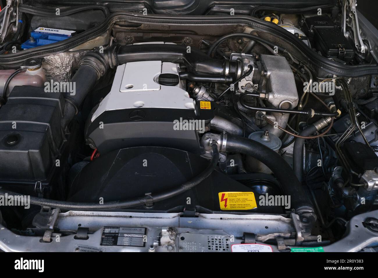 Primo piano dei dettagli del vecchio motore Mercedes. Foto Stock