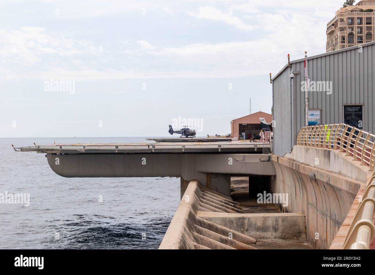 Fontvieille, Monaco, aprile 21th 2023:-Un elicottero atterrando all'eliporto di Monaco situato nel quartiere Fontvieille di Monaco. Fontvieille è composto Foto Stock