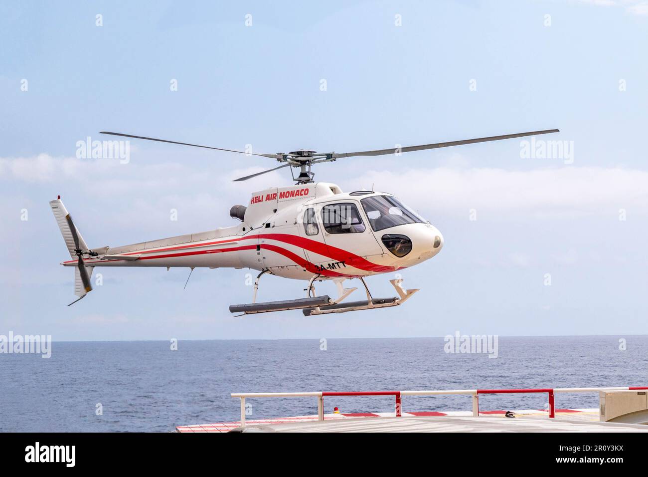 Fontvieille, Monaco, aprile 20th 2023:-Un elicottero atterrando all'eliporto di Monaco situato nel quartiere Fontvieille di Monaco. Fontvieille è composto Foto Stock