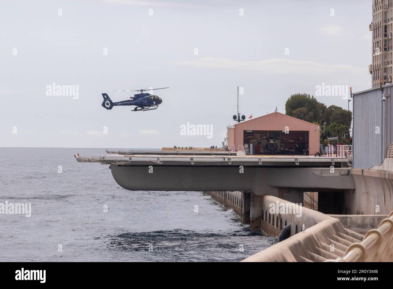 Fontvieille, Monaco, aprile 20th 2023:-Un elicottero atterrando all'eliporto di Monaco situato nel quartiere Fontvieille di Monaco. Fontvieille è composto Foto Stock