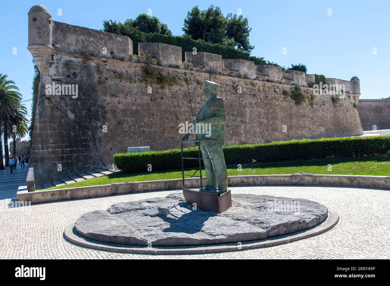 Cascais, quartiere di Lisbona, Portogallo-Ottobre 2022; vista a basso angolo della Cittadella di Cascais fortificazione sulla costa e sul fiume Tago Foto Stock