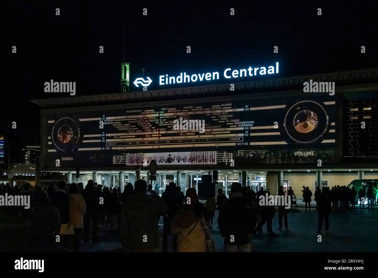 Eindhoven, Paesi Bassi-Novembre 2022; vista serale della stazione ferroviaria illuminata, illuminata con colori vivaci durante il festival di Eindhoven Glow Foto Stock