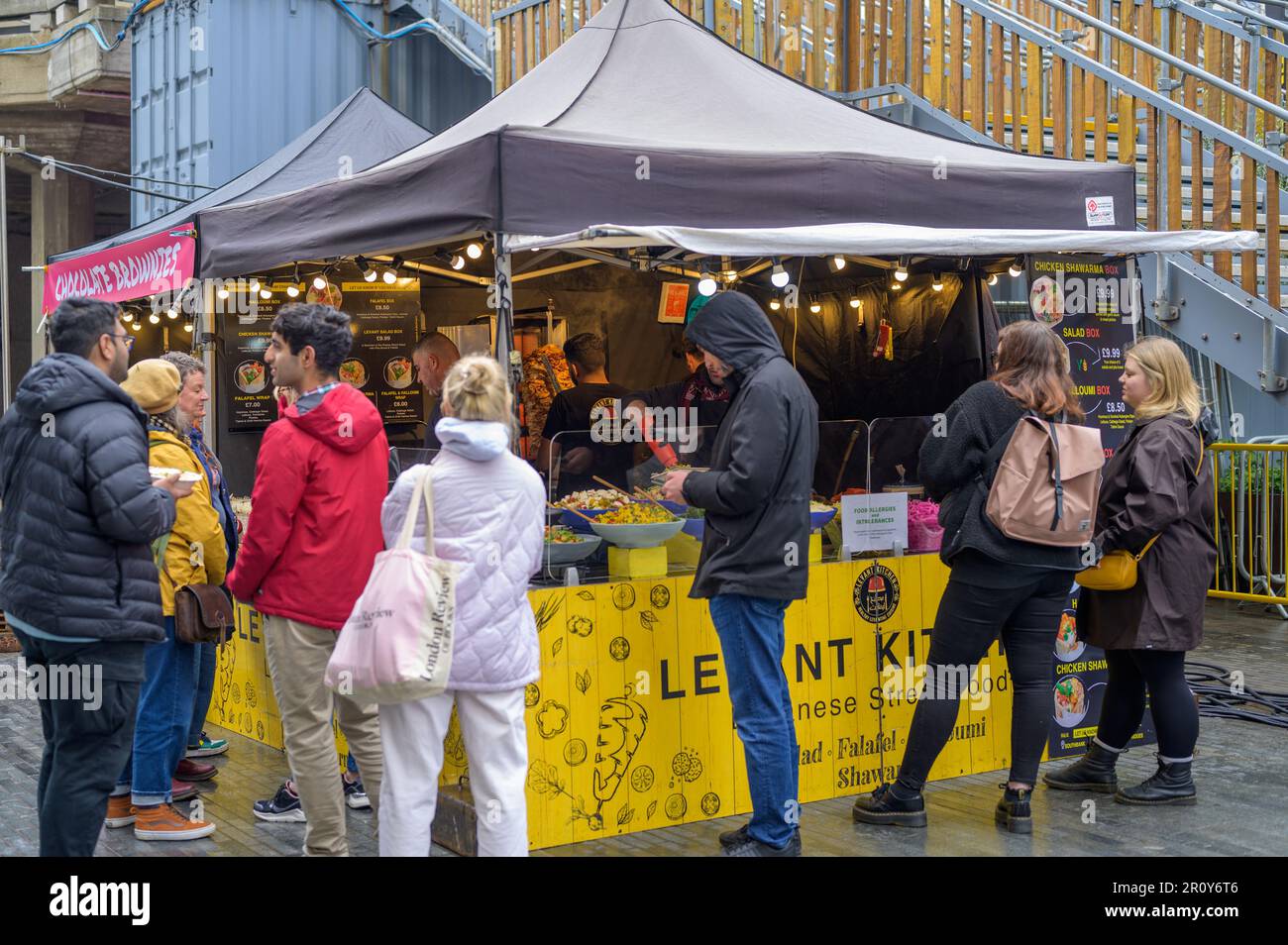 LONDRA - 21 aprile 2023: Unitevi alla vivace scena Street food di Southbank vicino al Royal Festival Hall, dove si incontrano persone provenienti da tutte le culture Foto Stock