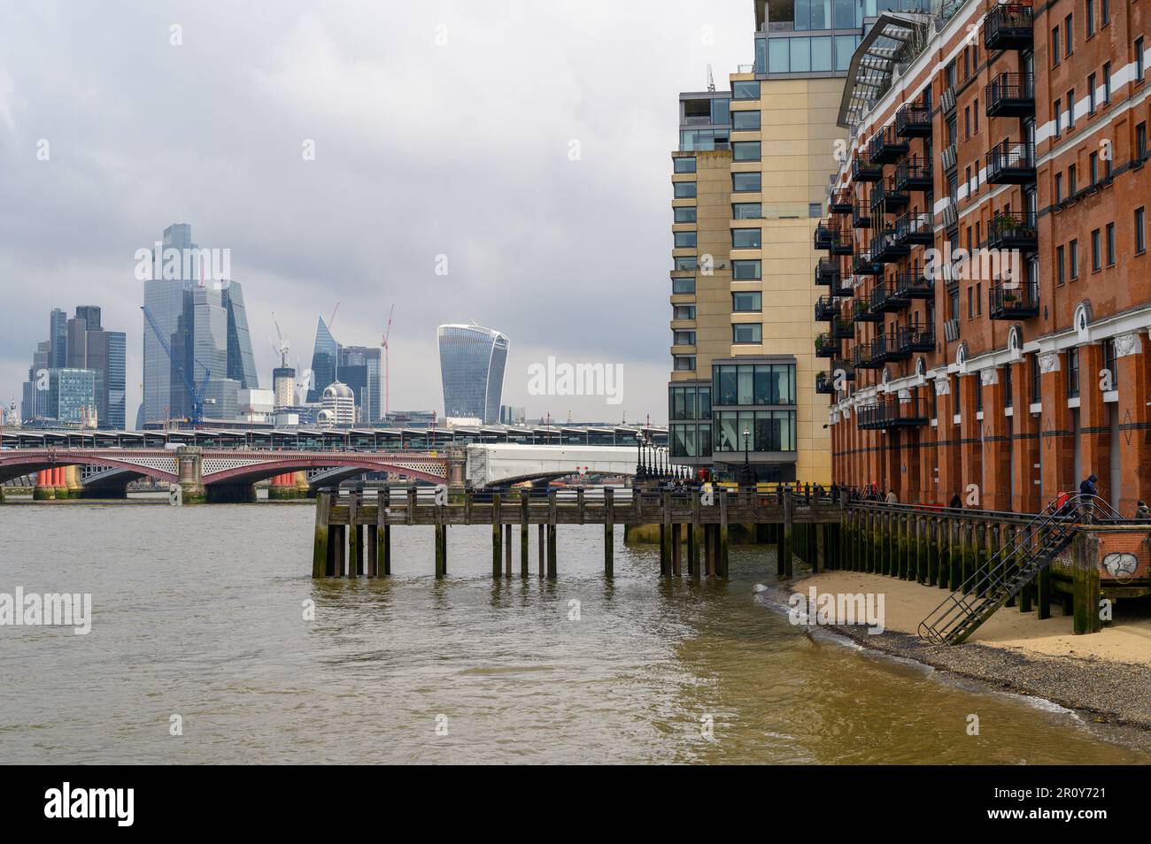 LONDRA - 21 aprile 2023: Sali sul molo di legno all'esterno DEL MOLO della OXO Tower Wharf e ammira lo skyline mozzafiato della città di Londra lungo la Rive Foto Stock