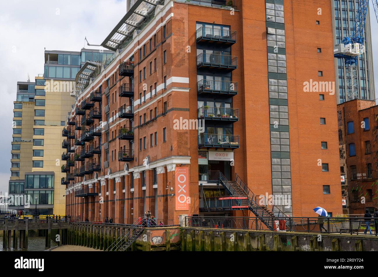 LONDRA - 21 aprile 2023: Scoprite il massimo del lusso negli OXO Tower Wharf Apartments, situati sul fiume Tamigi con viste mozzafiato Foto Stock