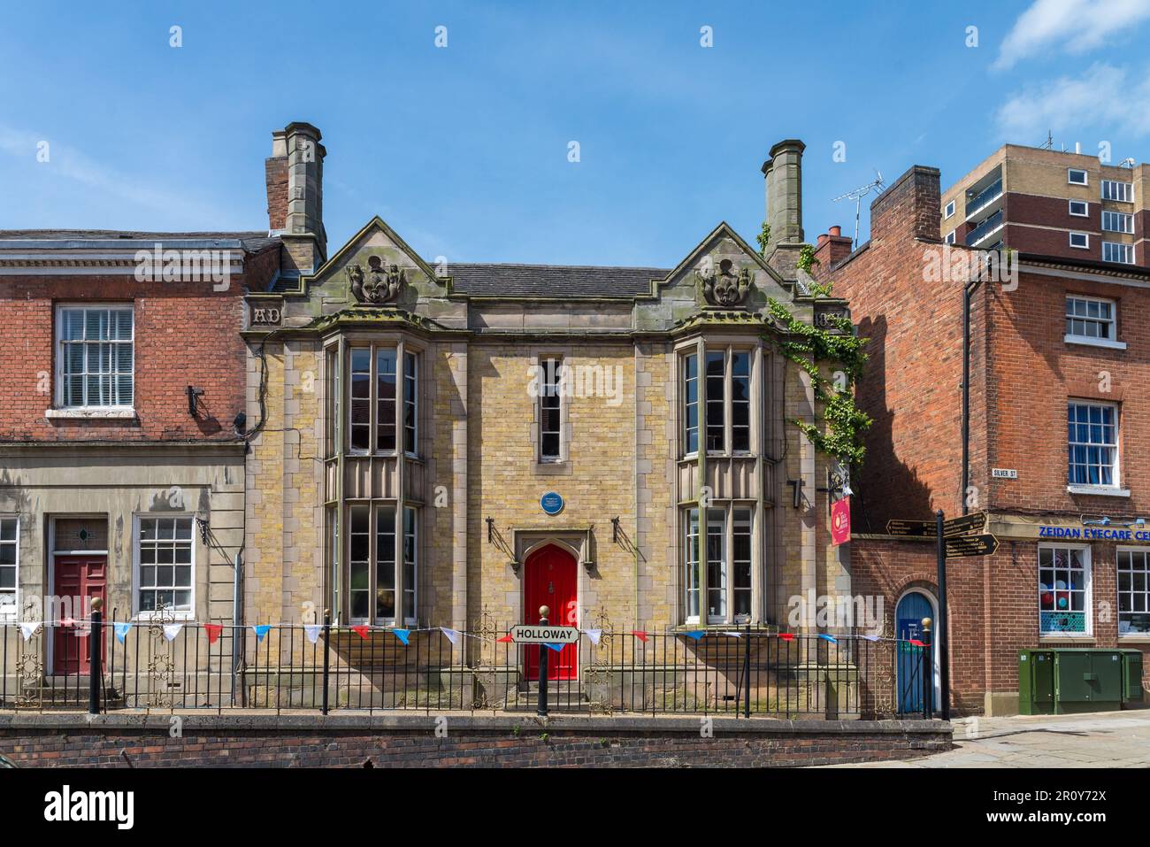 La Bank House di Holloway, Tamworth fu costruita nel 1845 per ospitare la Tamworth Savings Bank Foto Stock