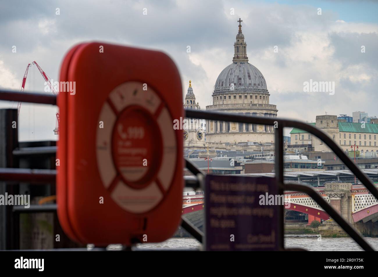 LONDRA - 21 aprile 2023: La Cattedrale di St Paul, uno dei monumenti più rappresentativi di Londra, catturata con un anello di vita rosso fuori fuoco nel forgroun Foto Stock