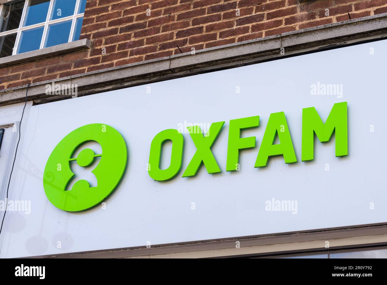 Cartelli sopra il negozio di beneficenza Oxfam a Tamworth, Staffordshire, Regno Unito Foto Stock