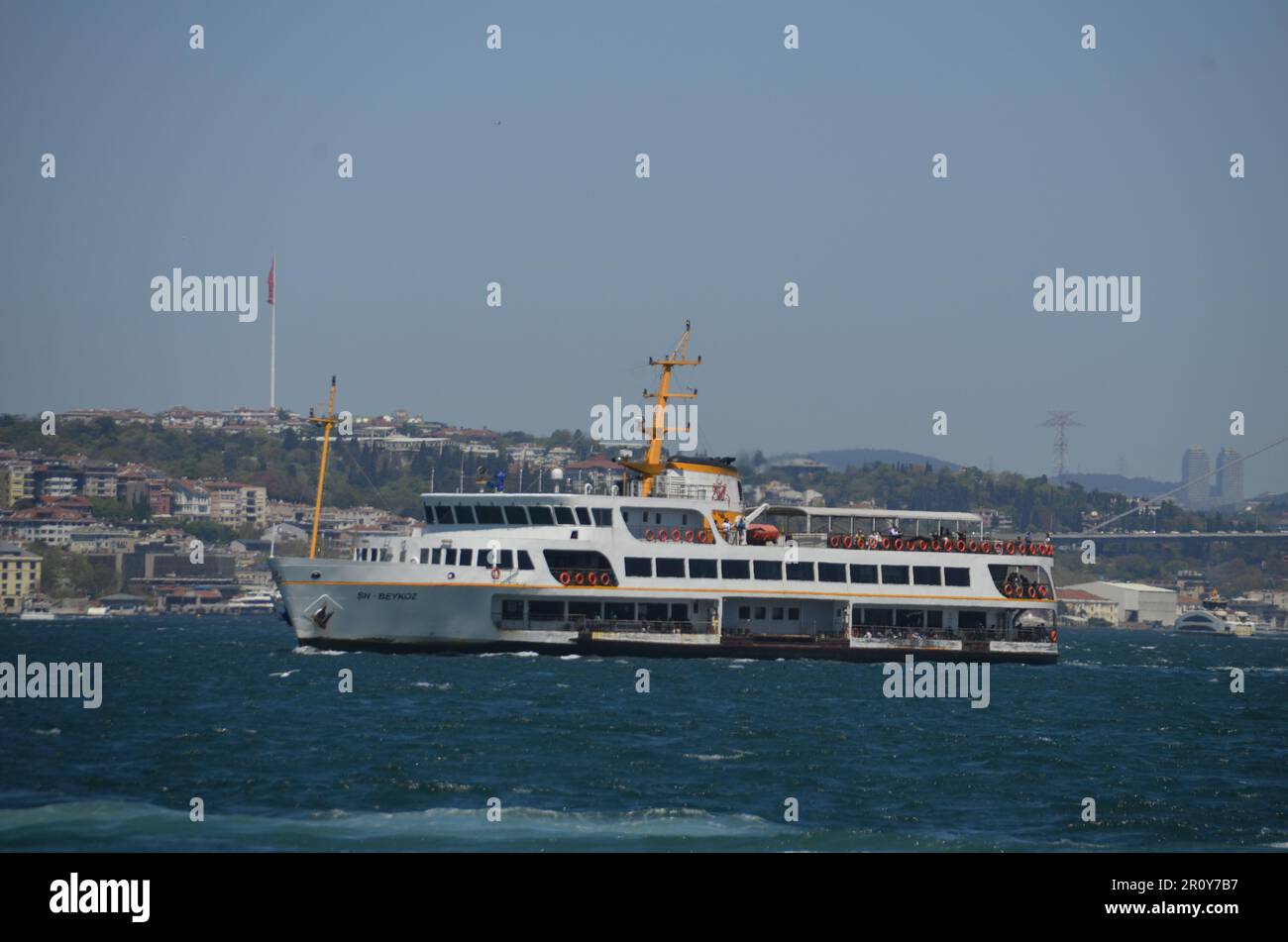 Bosforo, City Lines Ferry, Blue Sea and Sky, City View. Istanbul Türkiye. Foto Stock