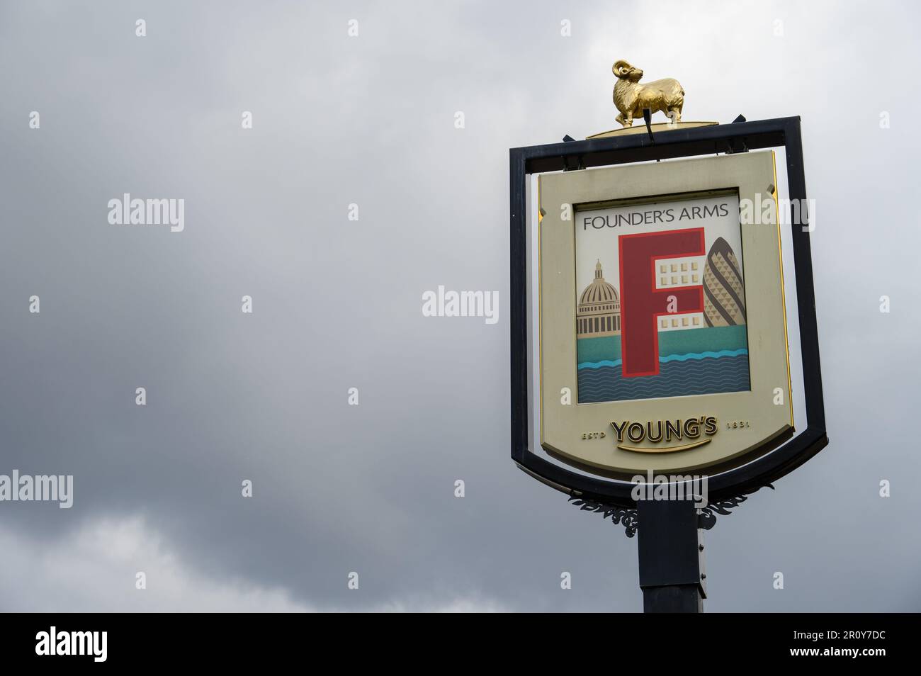 LONDRA - 21 aprile 2023: Fondata nel 2000, Founder's Arms è una destinazione imperdibile sul Thames Path, che offre una selezione di piatti e bevande inglesi Foto Stock