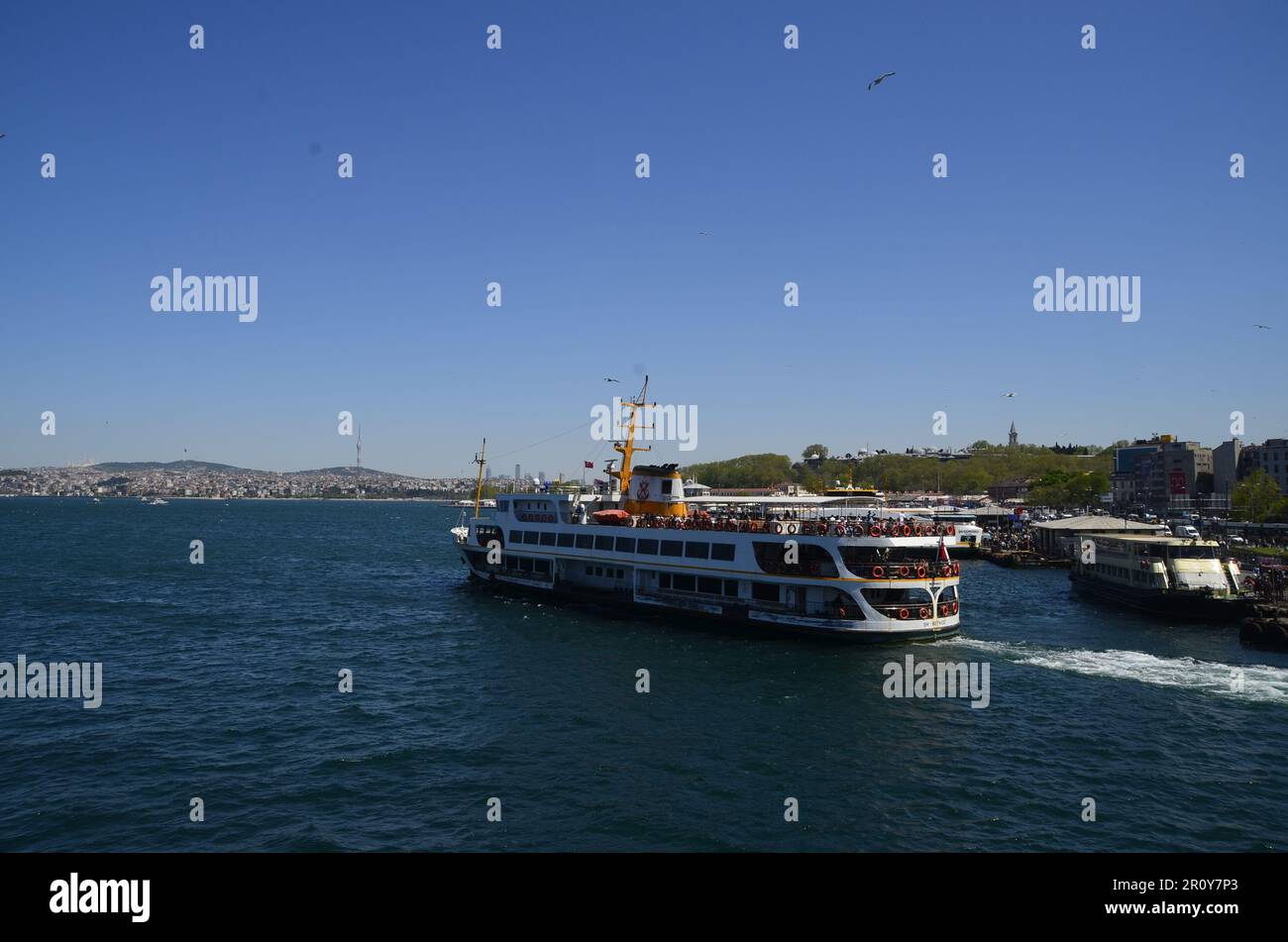 Bosforo, City Lines Ferry, Blue Sea and Sky, City View. Istanbul Türkiye. Foto Stock