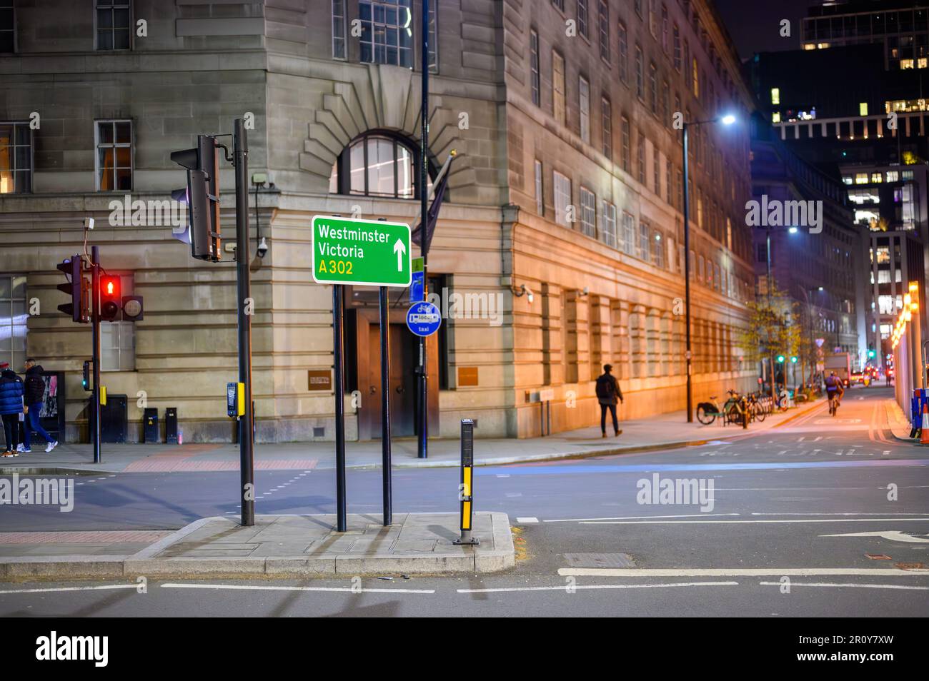 LONDRA - 21 aprile 2023: Scopri i simboli di Londra con l'insegna illuminata Westminster e Victoria fuori dalla County Hall di Southb Foto Stock