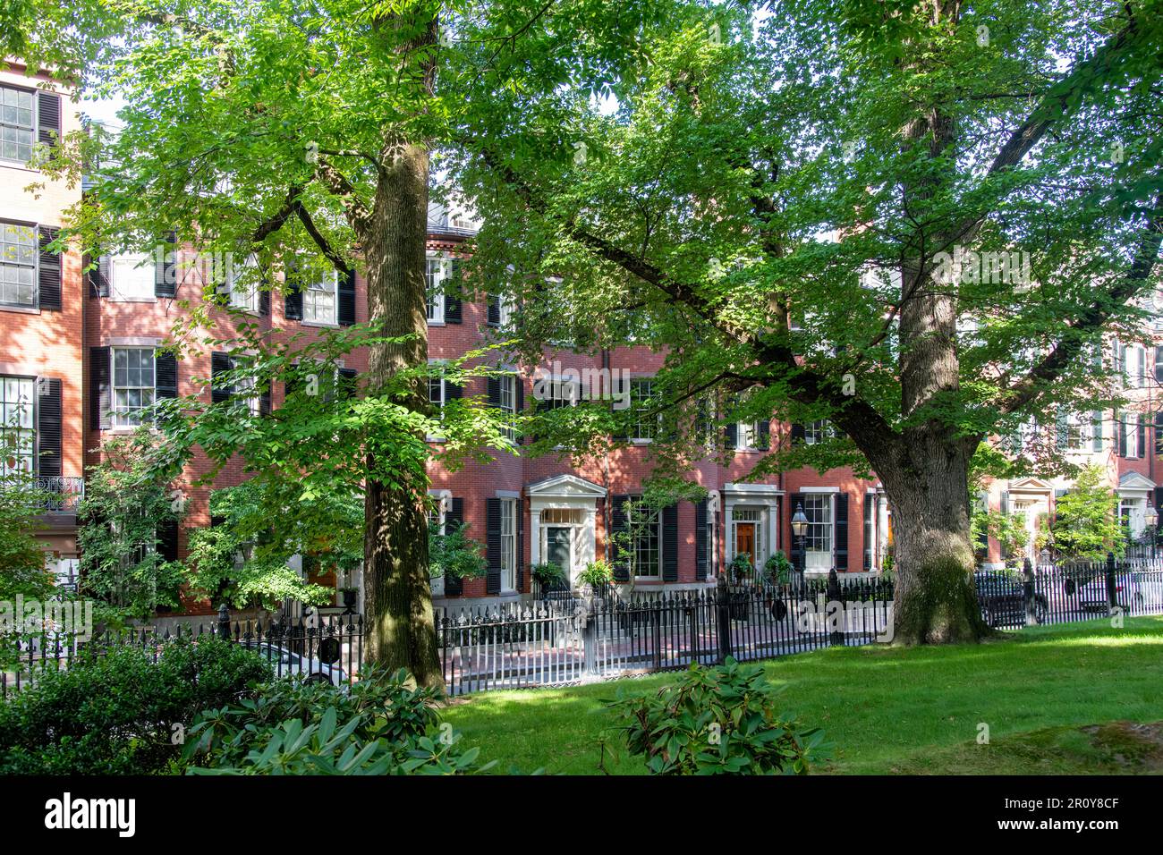 Boston, ma, USA-Agosto 2022; Vista parziale del parco su Louisburg Square circondato da case di rinascita greca nel quartiere Beacon Hill Foto Stock