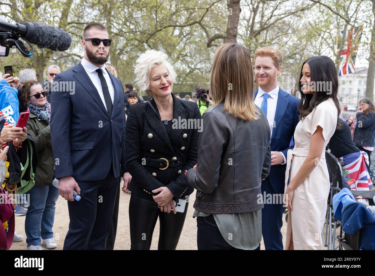 L'artista Alison Jackson con Prince Harry e Meghan parodia Royal Look-a-like Along the Mall, davanti all'incoronazione di King Charles III, Londra, Inghilterra, Regno Unito Foto Stock