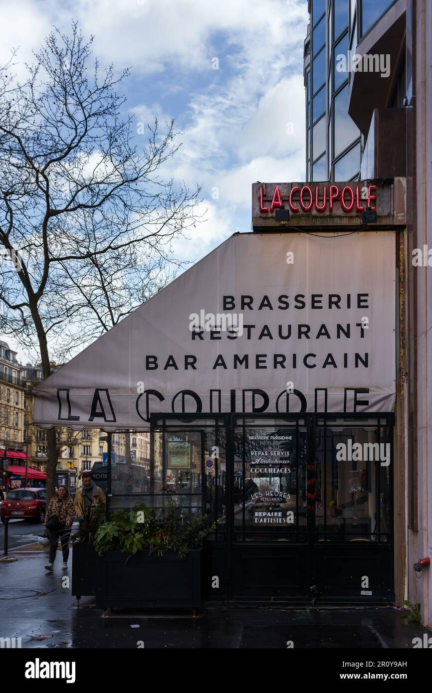 Brasserie la Coupole, ristorante francese sul Boulevard du Montparnasse a Parigi, Francia. Marzo 24, 2023. Foto Stock