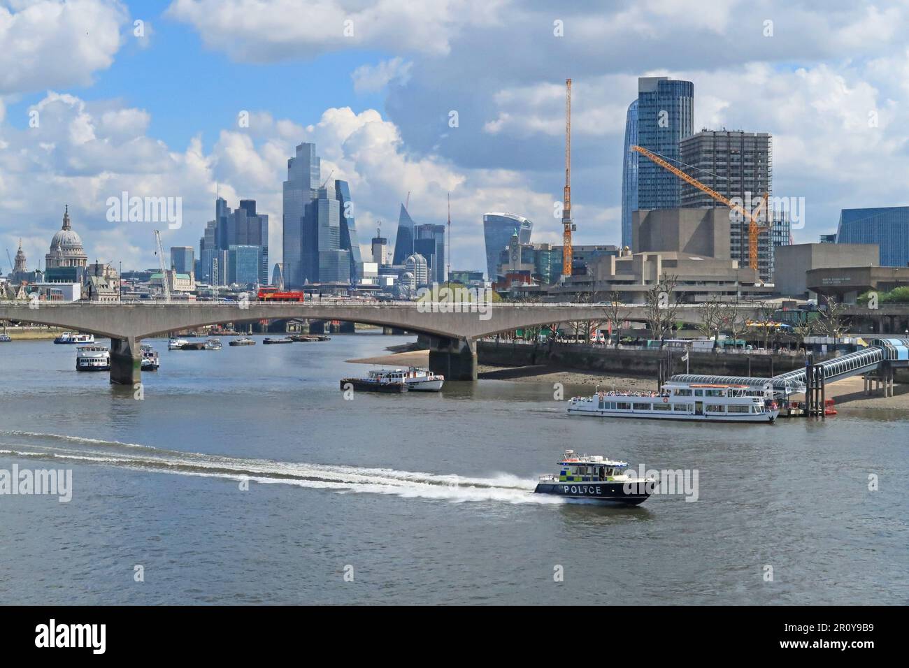 Londra, Regno Unito. Una polizia lancia velocità lungo il Tamigi. Waterloo Bridge e le torri della City of London Beyond. Maggio 2023. Foto Stock