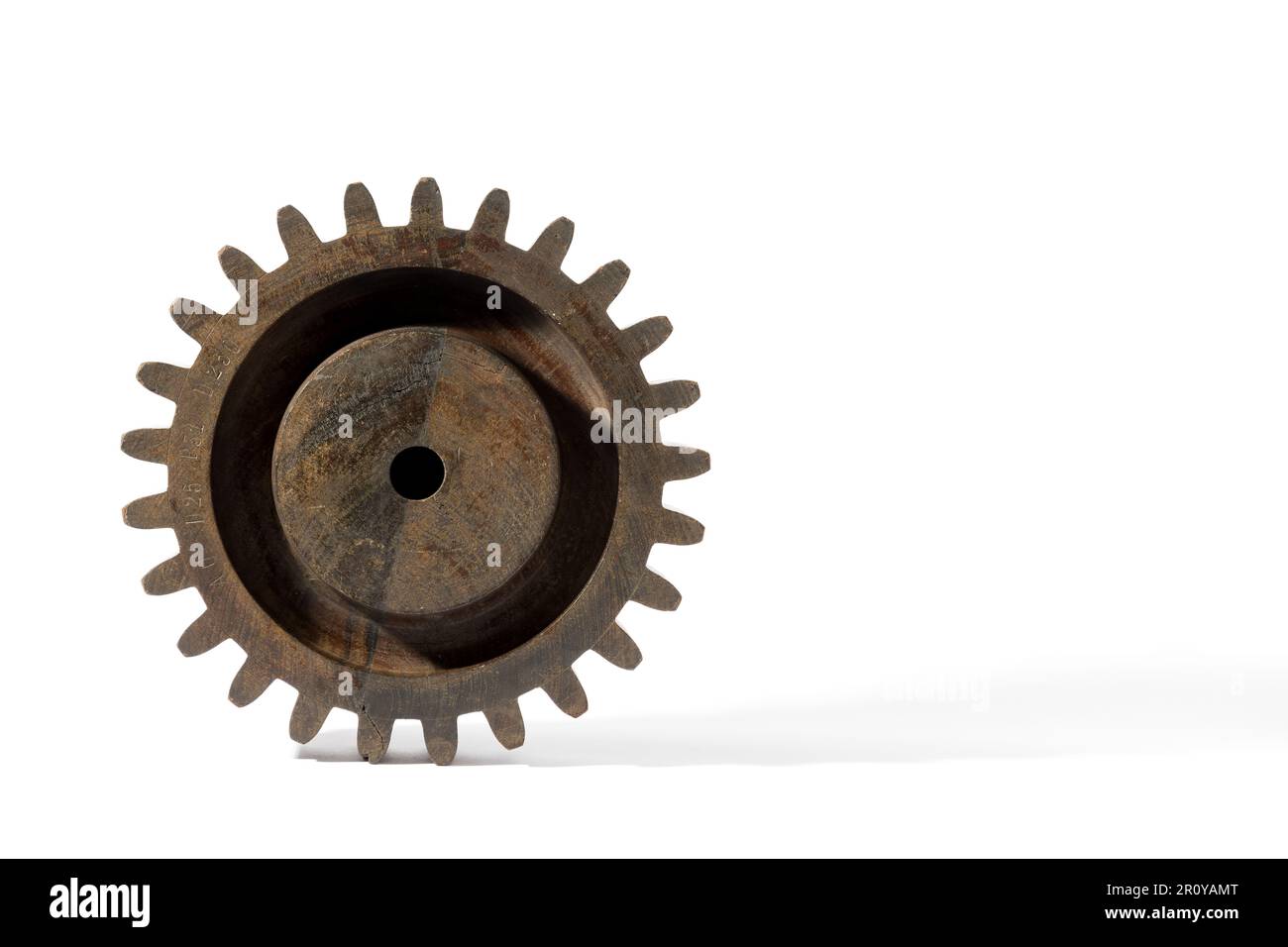 Ruota dentata semplice in legno di forma rotonda con foro al centro isolato su sfondo bianco Foto Stock