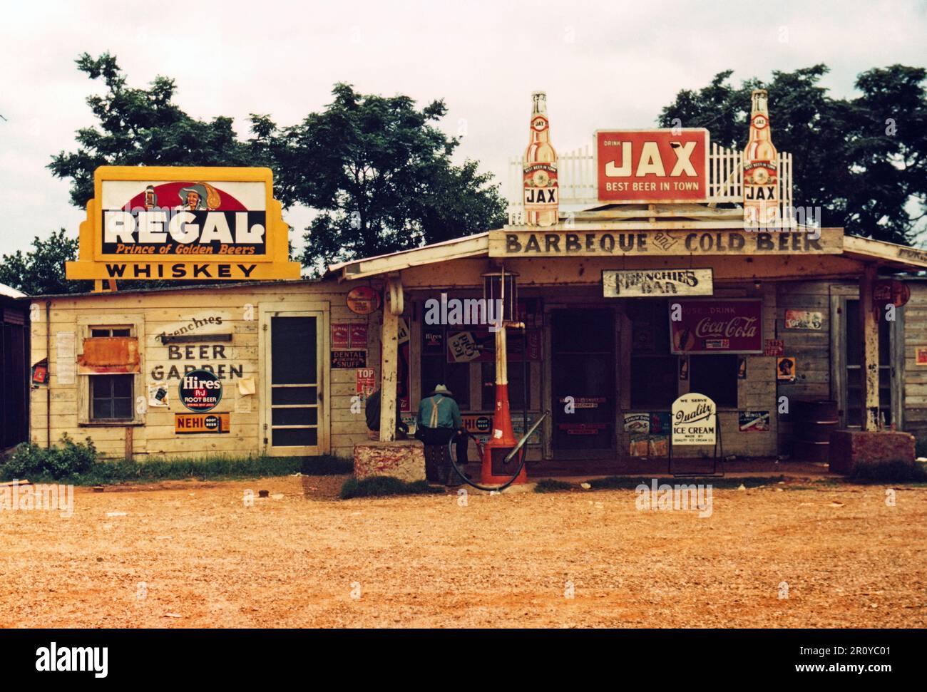 Una croce di strade store, un francese's bar, "juke joint,' e stazione di gas nella piantagione di cotone area, Melrose, La., Giugno 1, 1940. Fotografia di Marion Post Wolcott Foto Stock