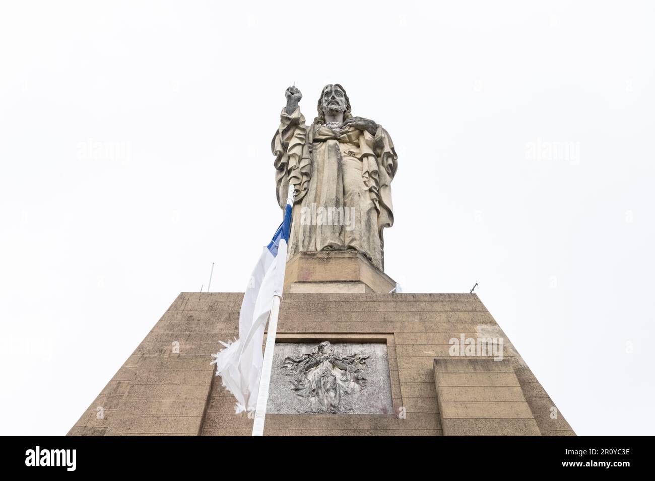Guardando in alto dalla base del Monumento al Sacro cuore di Federico Coullaut-Valera, Motako Gaztelua, Urgull, Donostia San Sebastian, Basco Coin Foto Stock
