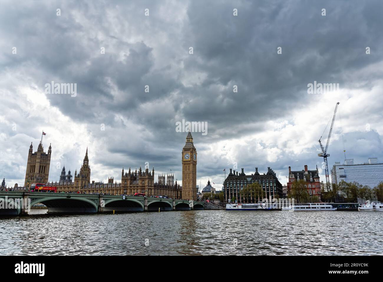 Nuvole buie tempesta che si avvicinano sopra le Case del Parlamento come visto attraverso il fiume Thame, Londra Inghilterra Regno Unito Foto Stock