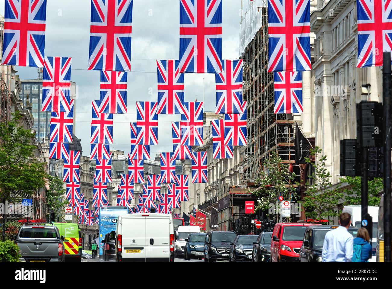 Una spettacolare esposizione di bandiere Union Jack in Regent Street per celebrare l'incoronazione di Re Carlo terzo Centro Londra Inghilterra UK Foto Stock