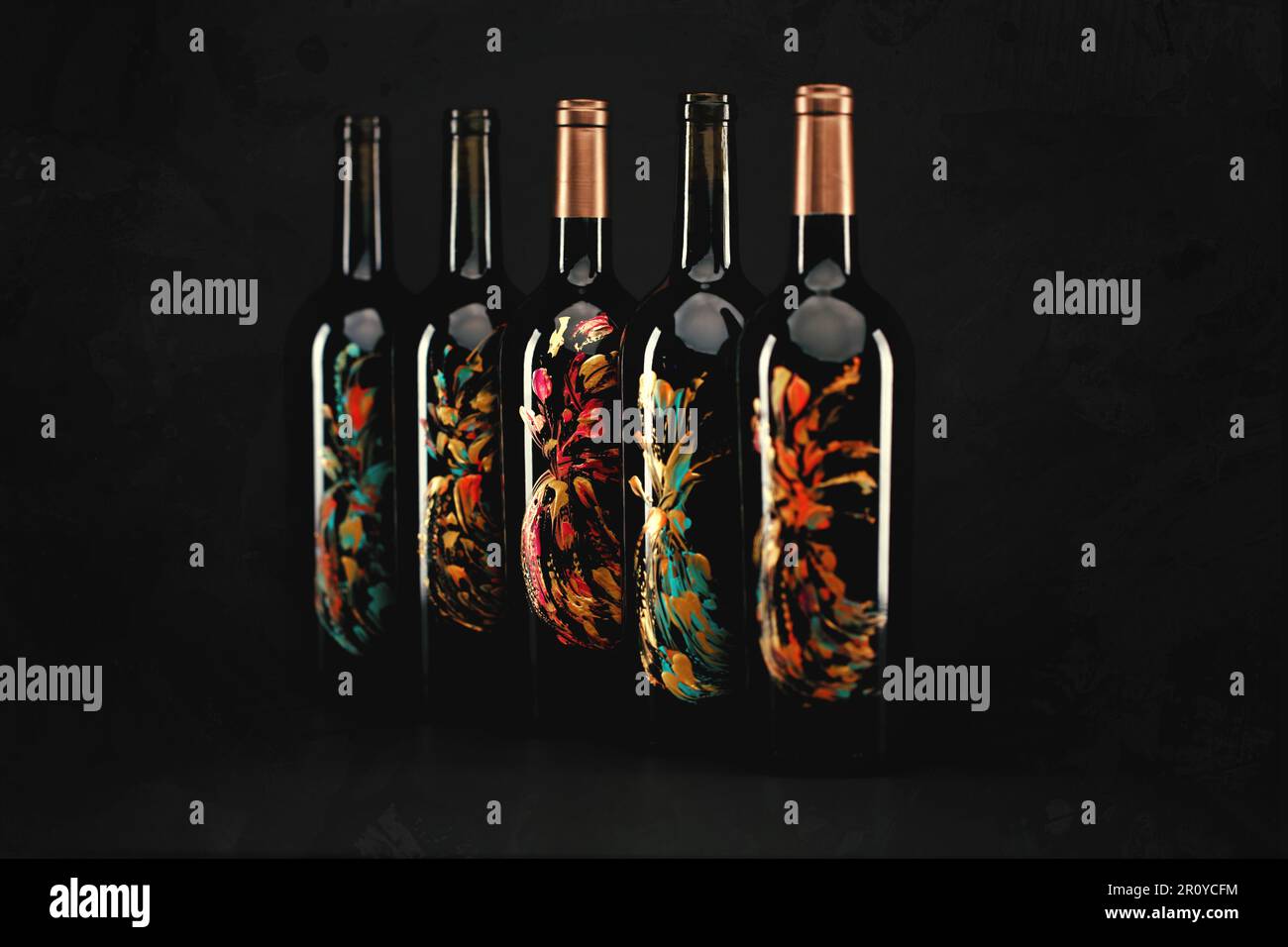 Abbinando bottiglie di vino pezzo d'arte in un ambiente buio Foto Stock