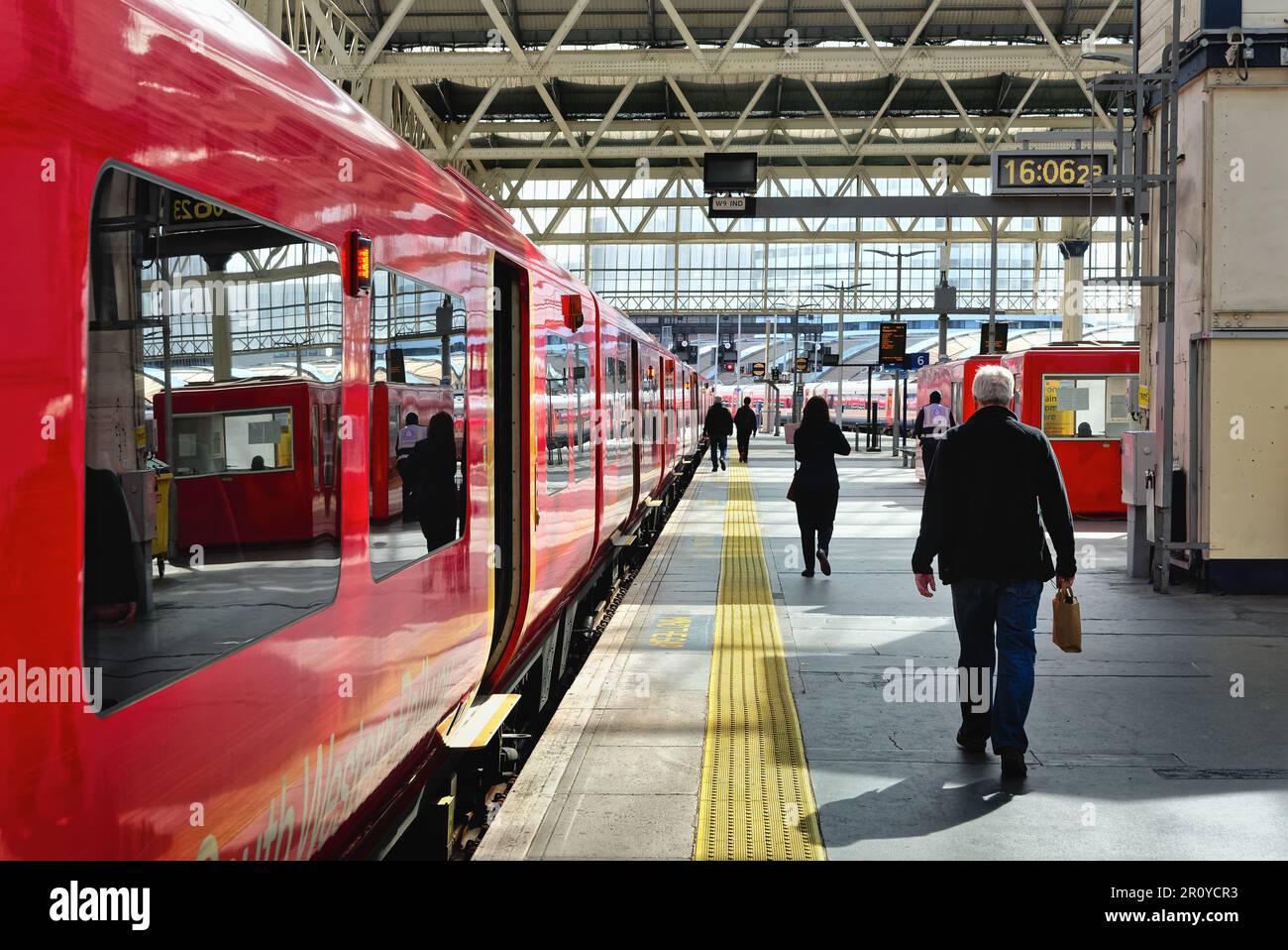 Un treno per pendolari della South Western Railway in piedi su una piattaforma alla stazione di Waterloo Londra Inghilterra Regno Unito Foto Stock