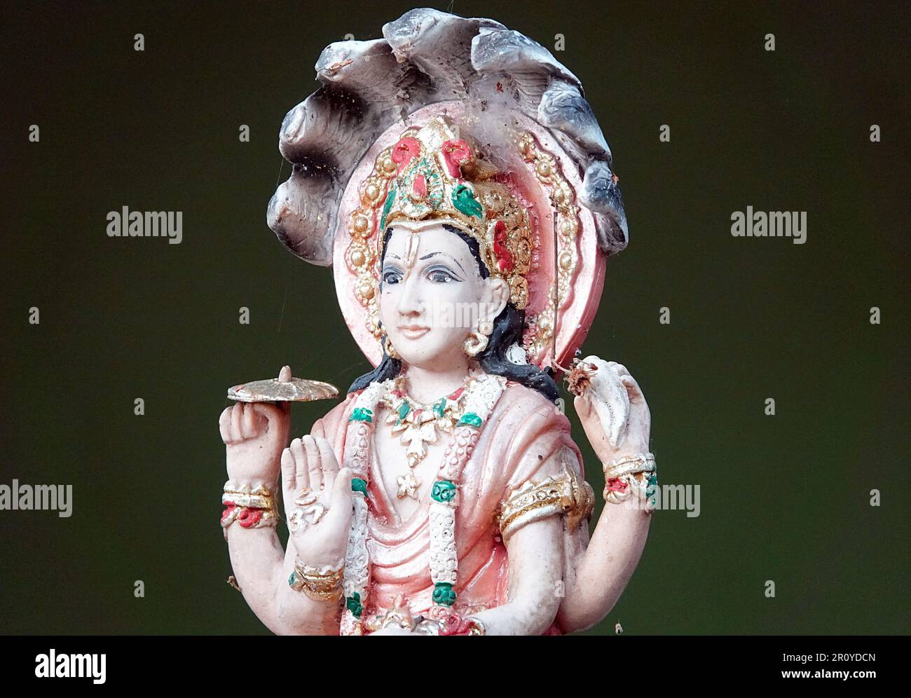 Una figurina della dea indù Lakshmi isolato su uno sfondo scuro Foto Stock