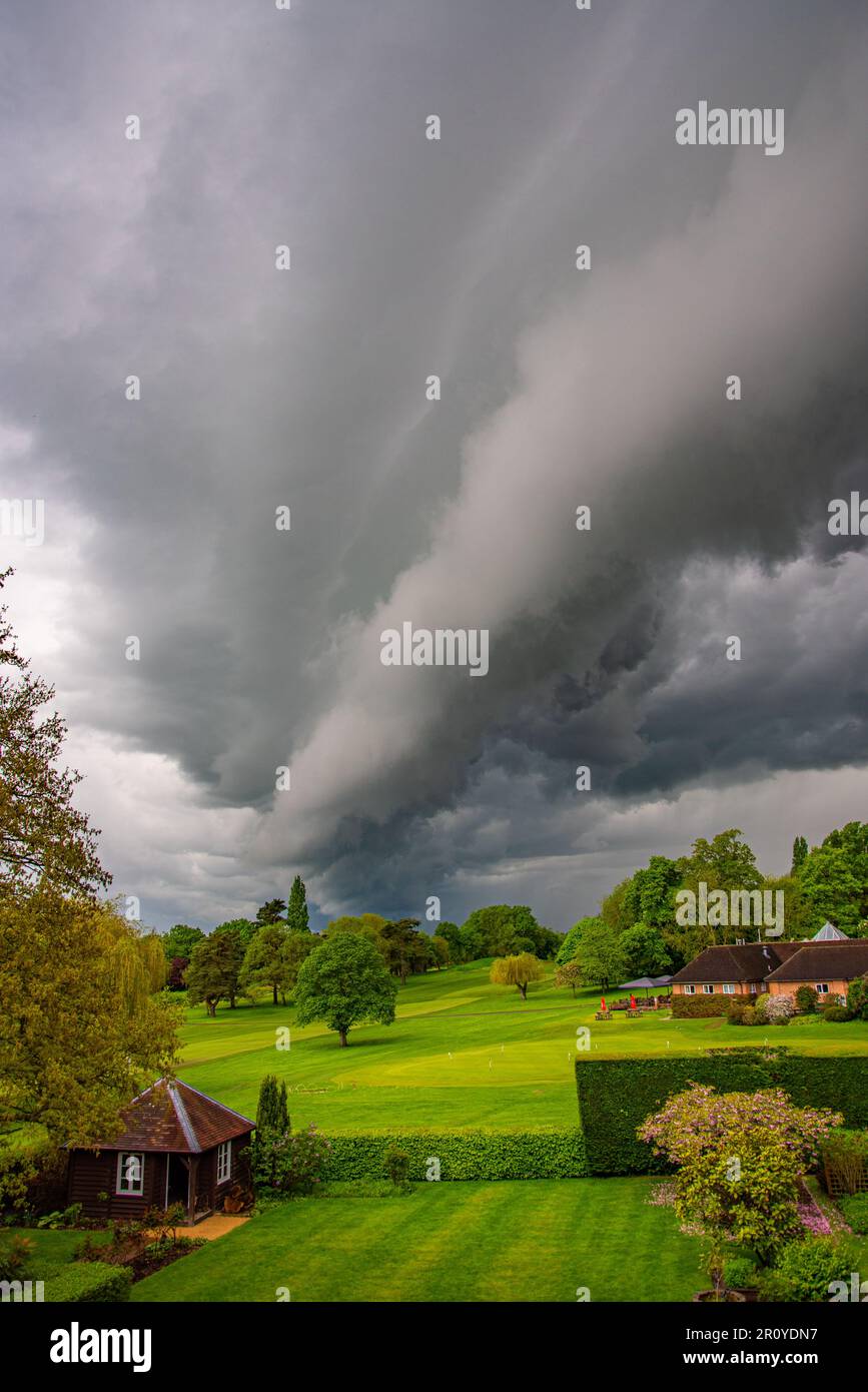 Incredibile formazione di nubi di scaffali Arcus durante la tempesta a Reading, Berkshire, Regno Unito Foto Stock