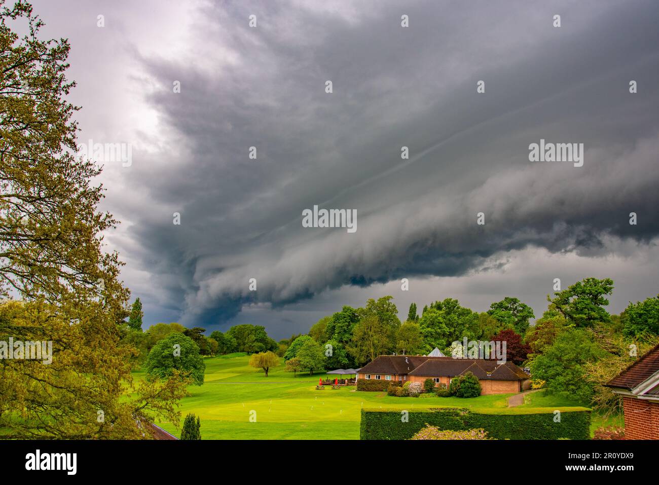 Incredibile formazione di nubi di scaffali Arcus durante la tempesta a Reading, Berkshire, Regno Unito Foto Stock