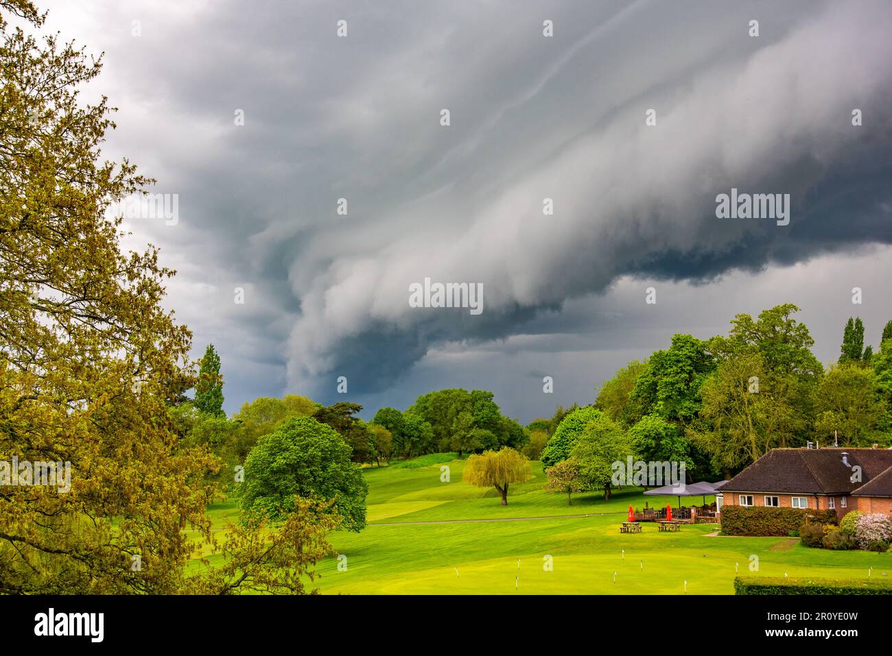 Incredibile formazione di nubi di scaffali Arcus durante la tempesta a Reading, Berkshire, Regno Unito Foto Stock